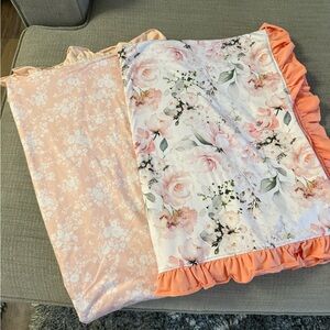 🌷 NWOT 2 Pack: ‘Clover Cottage’ Blankets